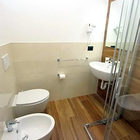 Laura Hotel 2*